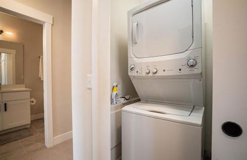 Cozy Downtown Condo with Jacuzzi 5 Min to Resort - Foto 2