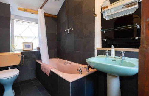 Janies Cottage~ Mousehole~Eclectic Interiors & Vintage Charm - Photo 24