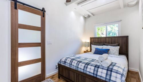 Charming 1-Bedroom Home near Downtown Culver - Photo 4