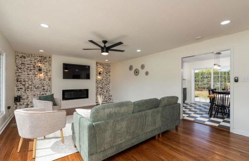 NEW Dragster Dream House - Game Room - Walk to the Speedway - Foto 1