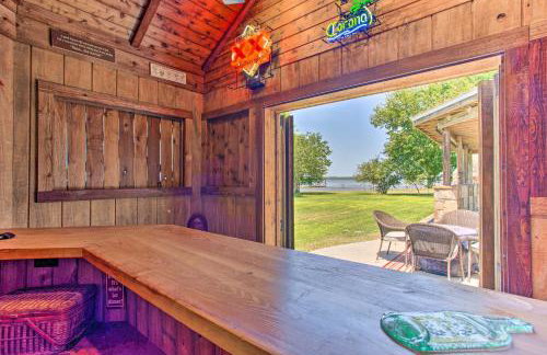 Lakefront Retreat with Pier, Bar Hut and Fireplace! - Foto 31