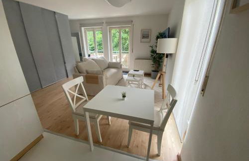 Stilvolles Apartment mit Balkon, Küche & Parkplatz - Waldstetten Zentrum - Foto 1