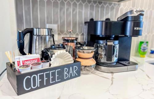 Brick Beauty Downtown, 3BR, Fenced Yard, Garage! - Foto 18