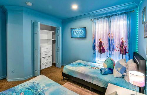 Spacious 7BR Retreat w Pool Game Room - Foto 3