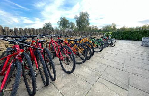 Cosy Cotswold Lodge by Your Home Here - ideal for families, log-burner, spa, private parking, EV Hookup included and heated swimming pools - Foto 41