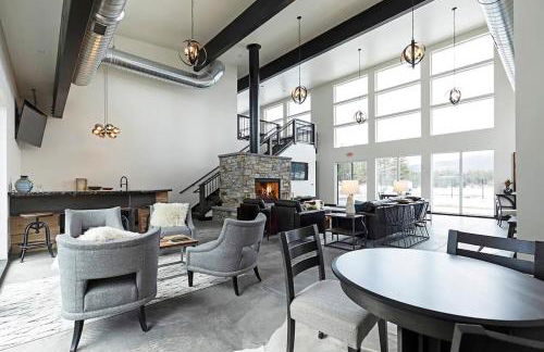 LUX Modern Chalet, Pool & Hot Tub, 10 Mins to the Mountain & Incredible Views - Photo 27