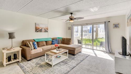 Coastal Condo Escape with Patio Steps to Beach - Foto 5
