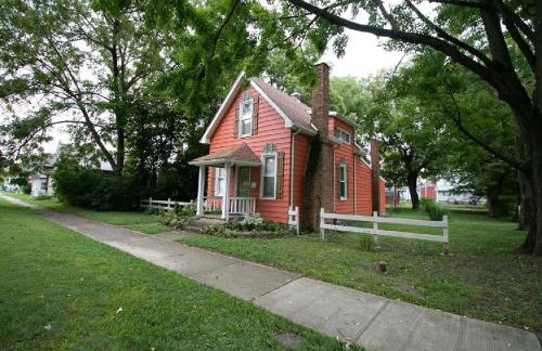 Downtown 2 Bedroom Cottage, Sleeps 6, Walking Distance to Honeywell, Downtown Restaurants, Shopping - Foto 3