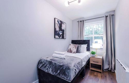 Long Stays Offers , New 2 Bed APT , Sleeps 3 , Wigan , Perfect for Relocations , Contractors , Families - Photo 40