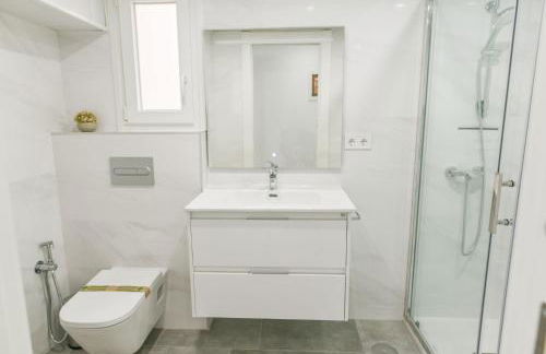 Magnificent- 2Bd 2Bth- City Center - Photo 37