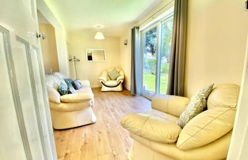 EasyRest - Spacious Detached House - 10 Beds - 5 Bedrooms - 4 Bathrooms - Secure Parking 5 Vehicles - Excellent Road Links - Perfect for Contractors & Large Groups - Foto 19