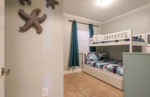 Gorgeous Overlooks The Courtyard in Classic Coastal Style Waterscape C400 - Foto 8