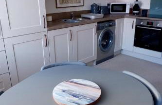 No 7 Quiet, two bedroom Ground Floor Flat in Tornagrain Great for early Airport departures or late flights - Photo 14