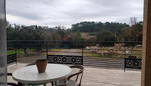 Grande villa 2 chambre ,salle de bain, grand séjour avec cuisine équipée et salle a manger, une grande terrasse de 40m2 donnant sur un grand jardin avec un parking en gravier de 500m2 - Foto 2