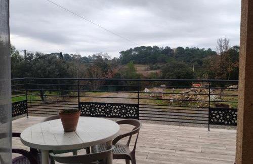 Grande villa 2 chambre ,salle de bain, grand séjour avec cuisine équipée et salle a manger, une grande terrasse de 40m2 donnant sur un grand jardin avec un parking en gravier de 500m2 - Foto 2