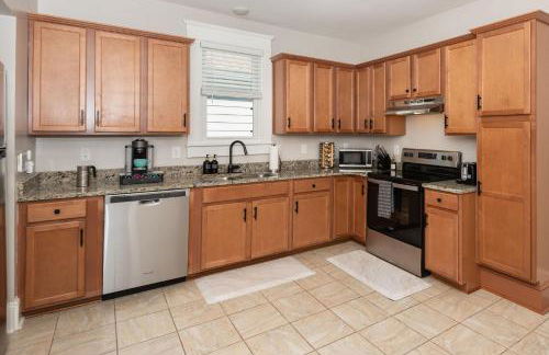 Downtown 3BR Gem - Hot Tub - Covered Parking - Fenced Yard - Foto 10