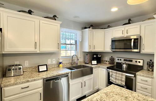 5BR Waterfront Hot Tub Kids Playscape Pets Family Compound! - Foto 34