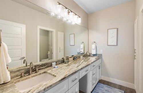 Stylish Townhouse with BBQ, Pool & Near Beach - Foto 23