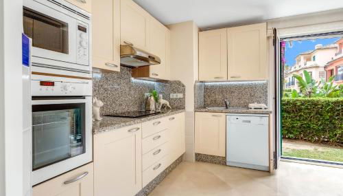 YOLO Spaces – Sotogrande Marina Boutique Apartment - Foto 5