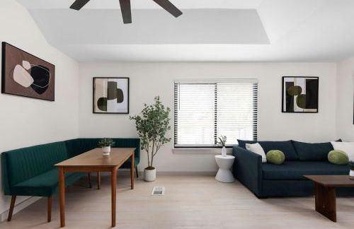 Luxury Zilker Home Pool Hot Tub and 2 Kitchens - Photo 51