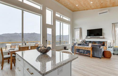 Mtn-View Hidden Falls Cabin with Hot Tub and Deck - Foto 16