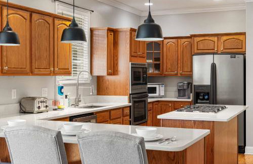 15 Minutes to Asheville! Spacious 7BR Luxury Home | Pool | Hot Tub | Game Room - Foto 26