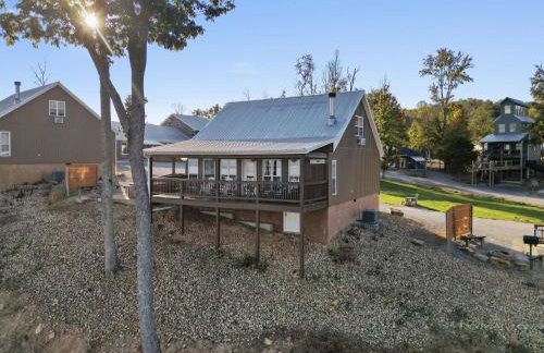 Wood Haven Cabin with a hot tub fire pit & indoor pool - Photo 5