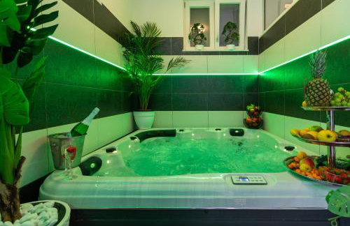 Apartment By the Way Hot Tub and Free Parking - Photo 11