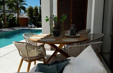 Marbella Bliss - Luxury 4-Bedroom VILLA with Garden, Private POOL & Jacuzzi, Marbesa near- 5 min to the Cabopino Beach - Photo 57