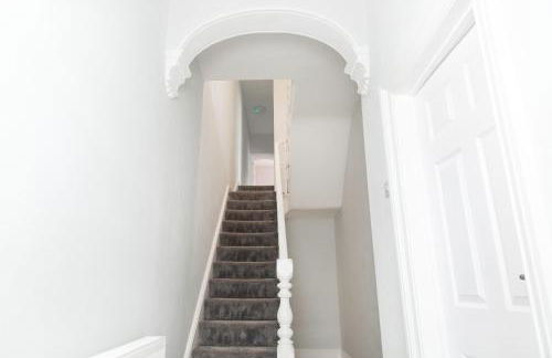 4 Bedrooms Spacious House With 2 Bathrooms Free Parking - sleeps up to 10 guests - Foto 36