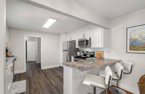 Cozy 4BR Home Pet Friendly Large Yard & Patio - Foto 16