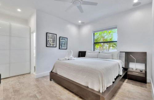 Lynoras Luxe Estate 3 bedroom 3 bath with Modern Design and Heated Pool - Foto 33