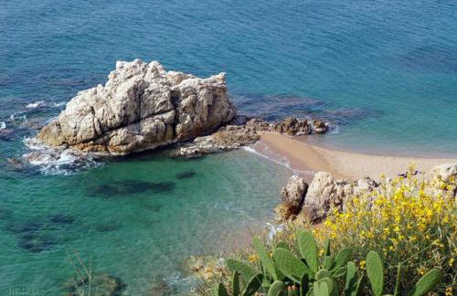 Beachfront Apartment with Sea Views & Private Parking - Foto 17