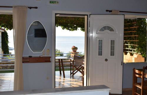 Alexandros Beachfront Apartments near Petalidi with Private Sunbeds & Sea View - Foto 16