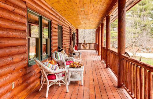 Spacious Log Home with 13 Acres, Ponds and Fire Pit! - Foto 33
