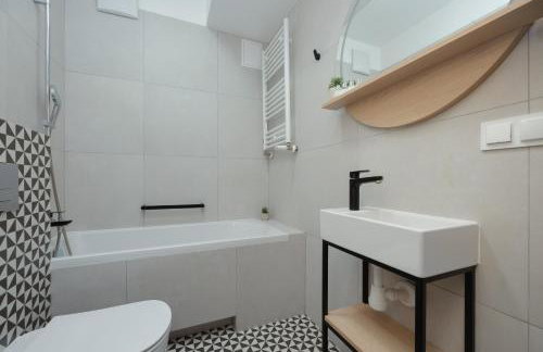 Spacious Studios Zamoyskiego Near PGE with Parking by Noclegi Renters - Foto 18