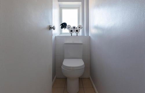 Clicketts - 3-Bedroom, Full Entire House, Sleeps 6 guests, Free wifi, Street Parking, Smart TV, Basildon, Essex London - Foto 53