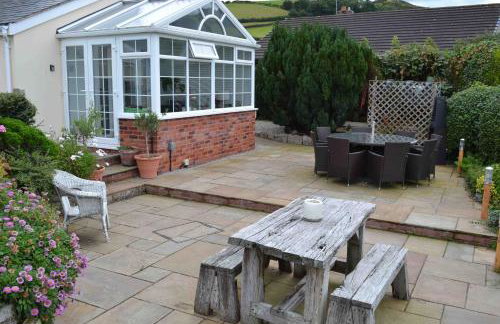 Ty Bach, 1 bedroom home with hot tub and views - Photo 4