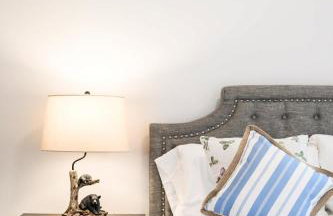 Spacious 5BR Getaway w Game Room & Modern Comfort - Photo 13