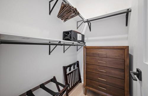 PFR Suites - Highland, 3BR 2BA Shadyside Condo, Penthouse Unit, 2 Decks, Off-Street Parking, 4th Floor Walkup - Foto 24
