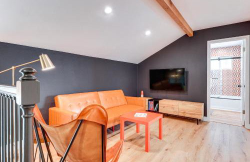 Modern Fischer House with Deck, Fire Pit and Hot Tub! - Foto 12