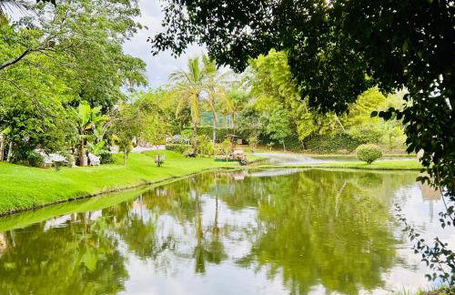 Chalé com PISCINA Privativa, com 2 QUARTOS, ESTACIONAMENTO em Condomínio com PORTARIA 24h, Sauna, Quadras, 3 PISCINAS no condomínio, Pesca e Parquinho Infantil - SmarTV na sala de estar, TV na área CHURRASQUEIRA, Wi-Fi e Cozinha Completa - Foto 48