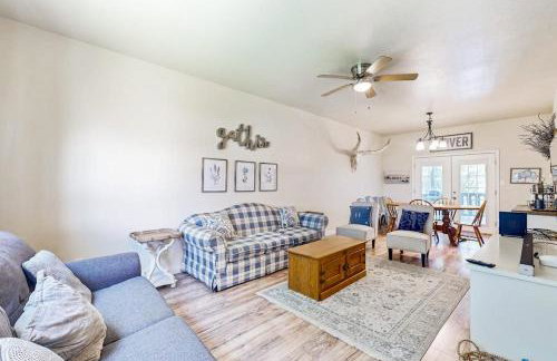 Blue Casa Rio | Riverfront Oasis with Private Beach, Deck & Fire Pit - Foto 6