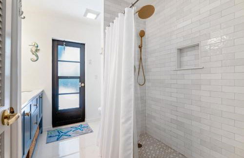 Pelican Paradise! Waterfront, BBQ, Heated Pool, King Bed, Luxury, Family Fun & More - Foto 18