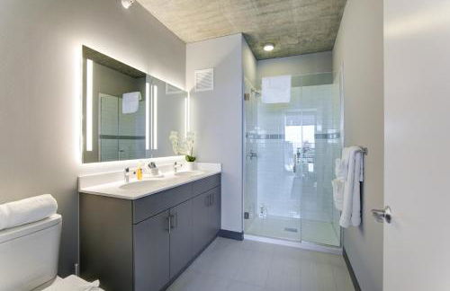 2BR Designer Loft Modern Luxe in City Center - Foto 28