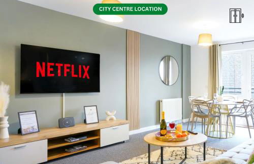 City Centre Apartment with Free Parking, Balcony, Super-Fast Wifi and Smart TV with Netflix by Yoko Property - Photo 1