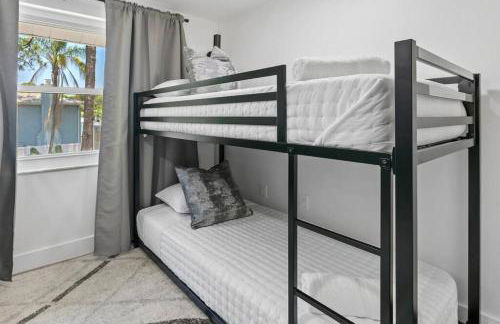 Luxury pool home near the beach! - Foto 35