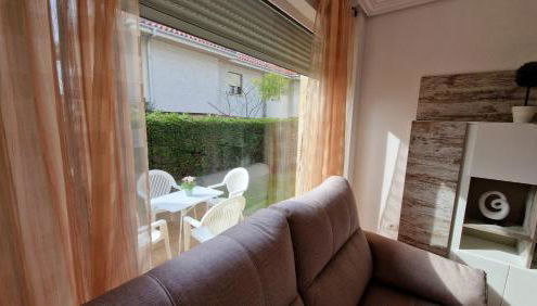 Chalet Adosado con jardín - Foto 2