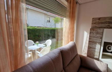 Chalet Adosado con jardín - Foto 2