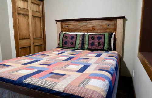 Sunny Mountain Cabin for a Group Getaway in West Glacier, Montana - Foto 23